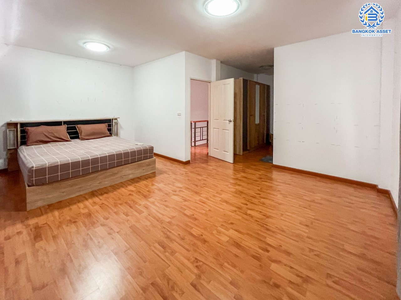 *****บ้านเดี่ยวมือสอง ม.คาซ่าพรีเมี่ยม ราชพฤกษ์-พระราม5 บ้านเดี่ยวหลังใหญ่ 3 ชั้น แบรนด์ Q.House เนื้อที่ 50.4 ตร.ว. ดีไซน์ตอบทุกไลฟ์สไตล์ ฟังก์ชัน 3 ห้องนอน 5 ห้องน้ำ จอดรถได้ 4 คัน บนทำเลติดถนนใหญ่ เชื่อมต่อทุกเส้นทาง ใกล้รถไฟฟ้าสายสีม่วง "สถานีบางพลู" และทวงด่วน "ศรีรัช"